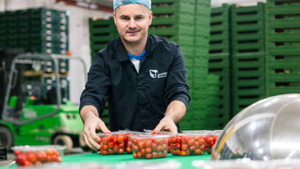 Работник упаковочной линии